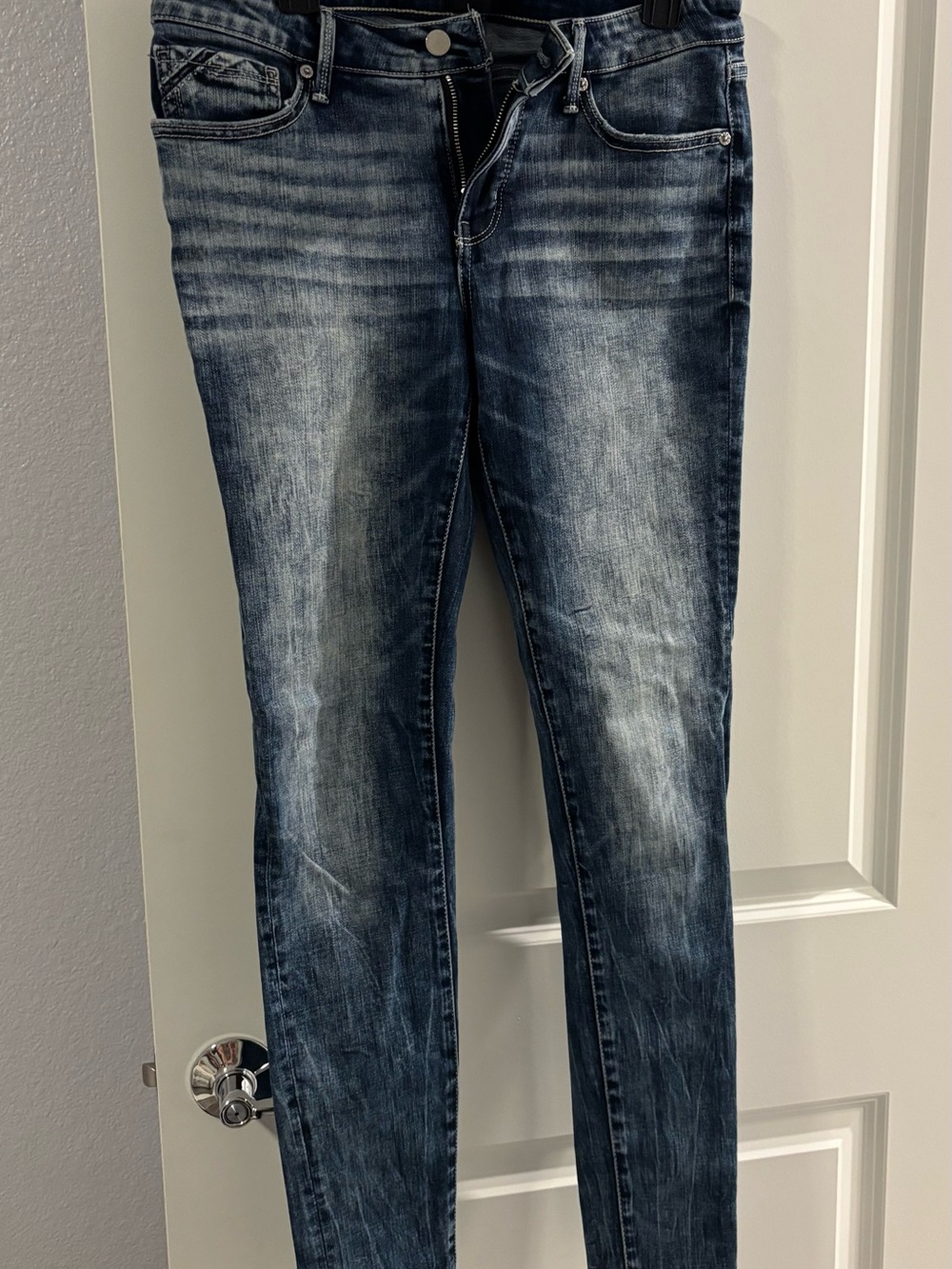 Buckle Skinny Jeans in Faded Blue Wash